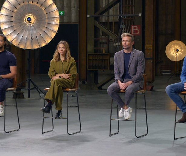 Deelnemers Het Perfecte Plaatje gaan mee met de ME Deelnemers Het Perfecte Plaatje gaan mee met de ME